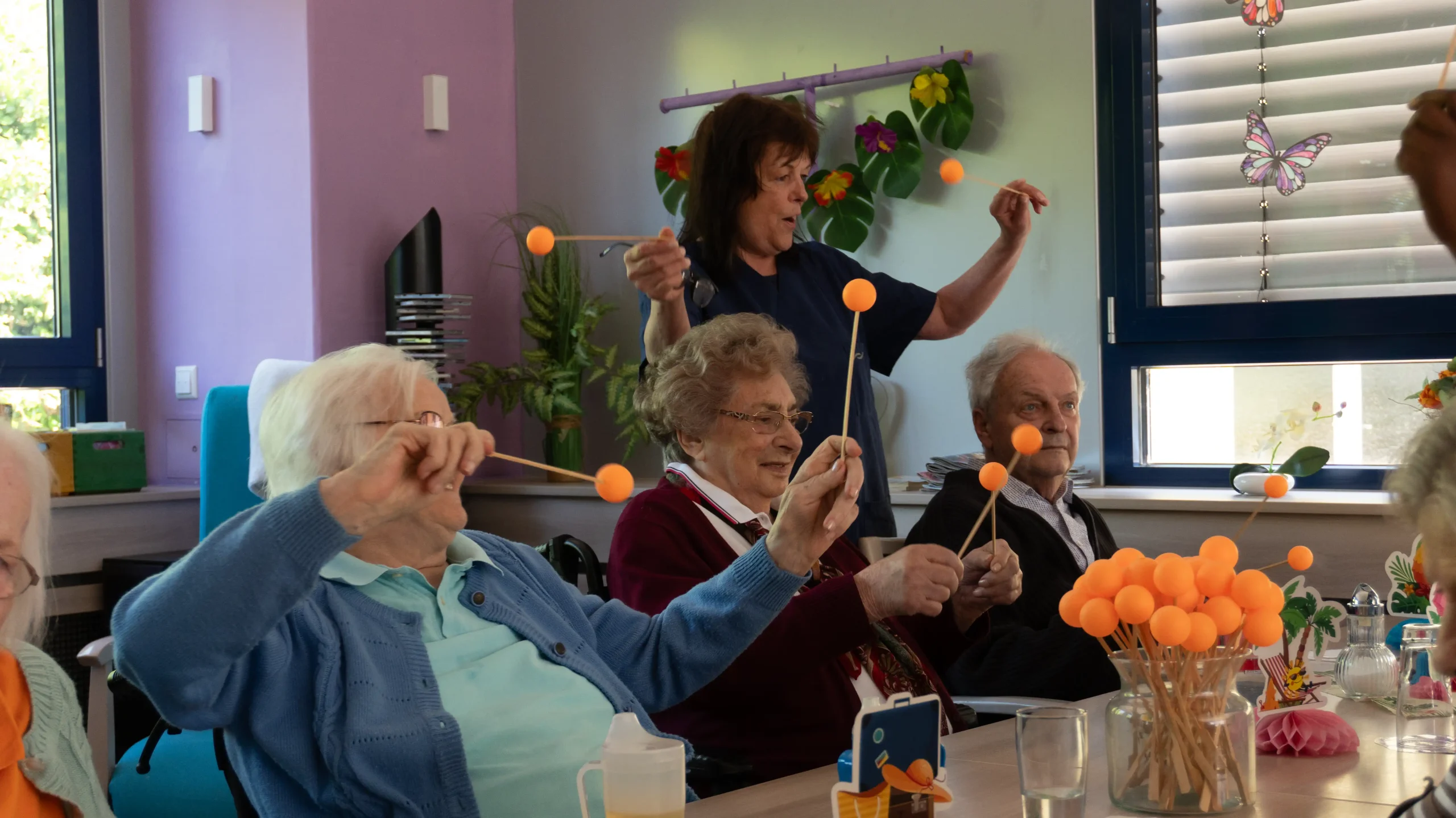 Seniorinnen bei einem gemeinsamen Bewegungsspiel