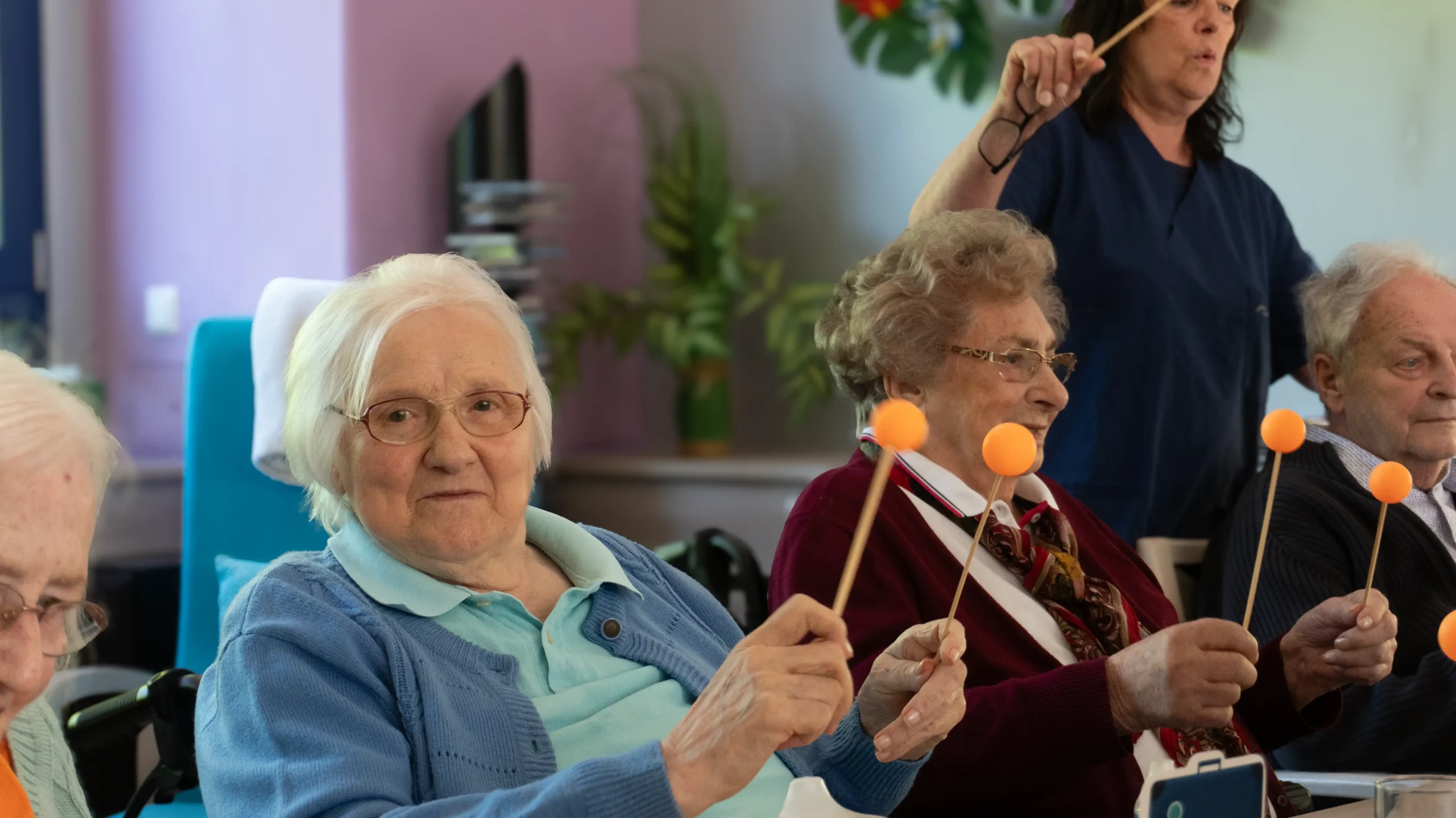 Senioren beim gemeinsamen Bewegungsspiel