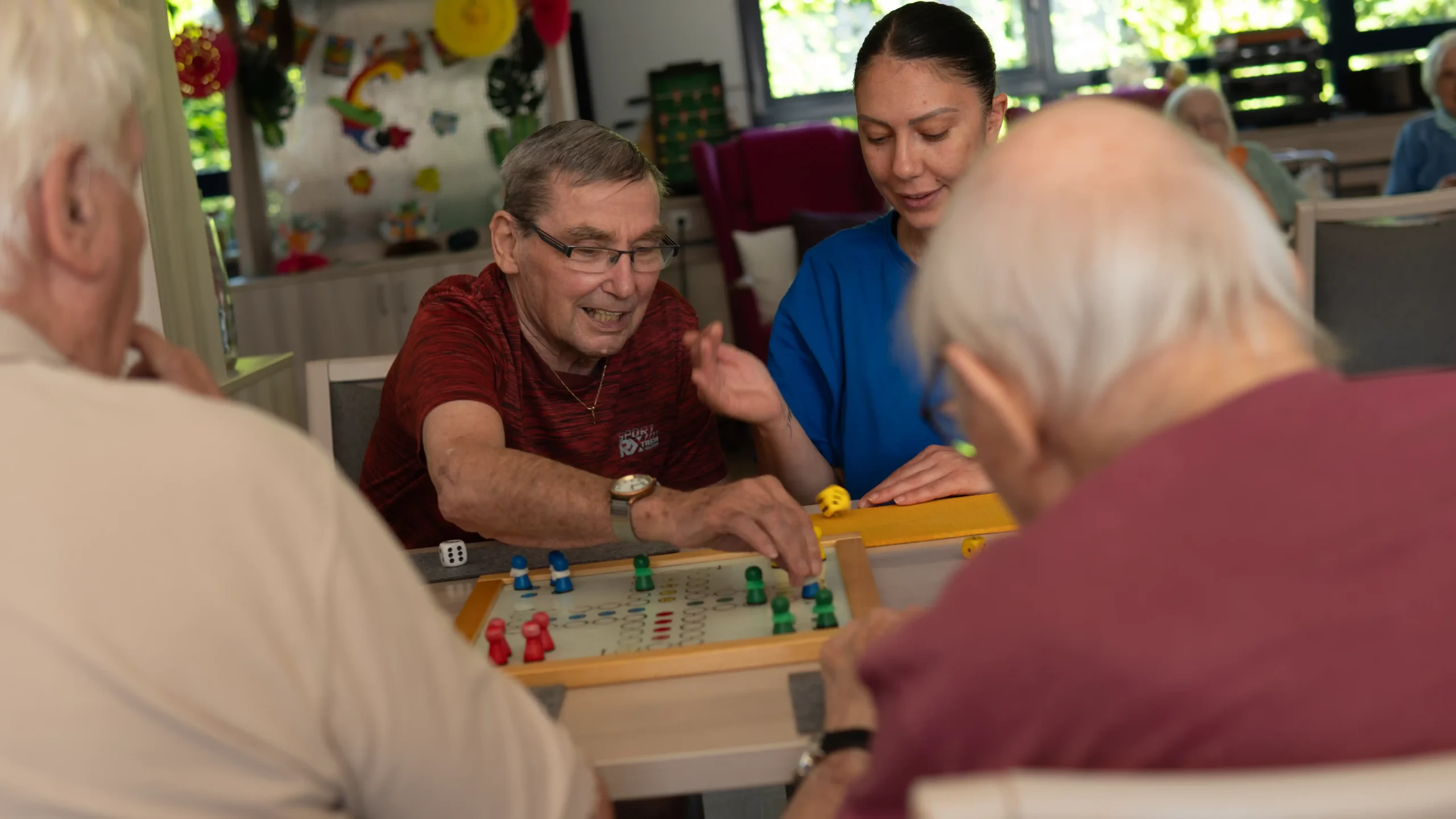 Senioren spielen ein Brettspiel