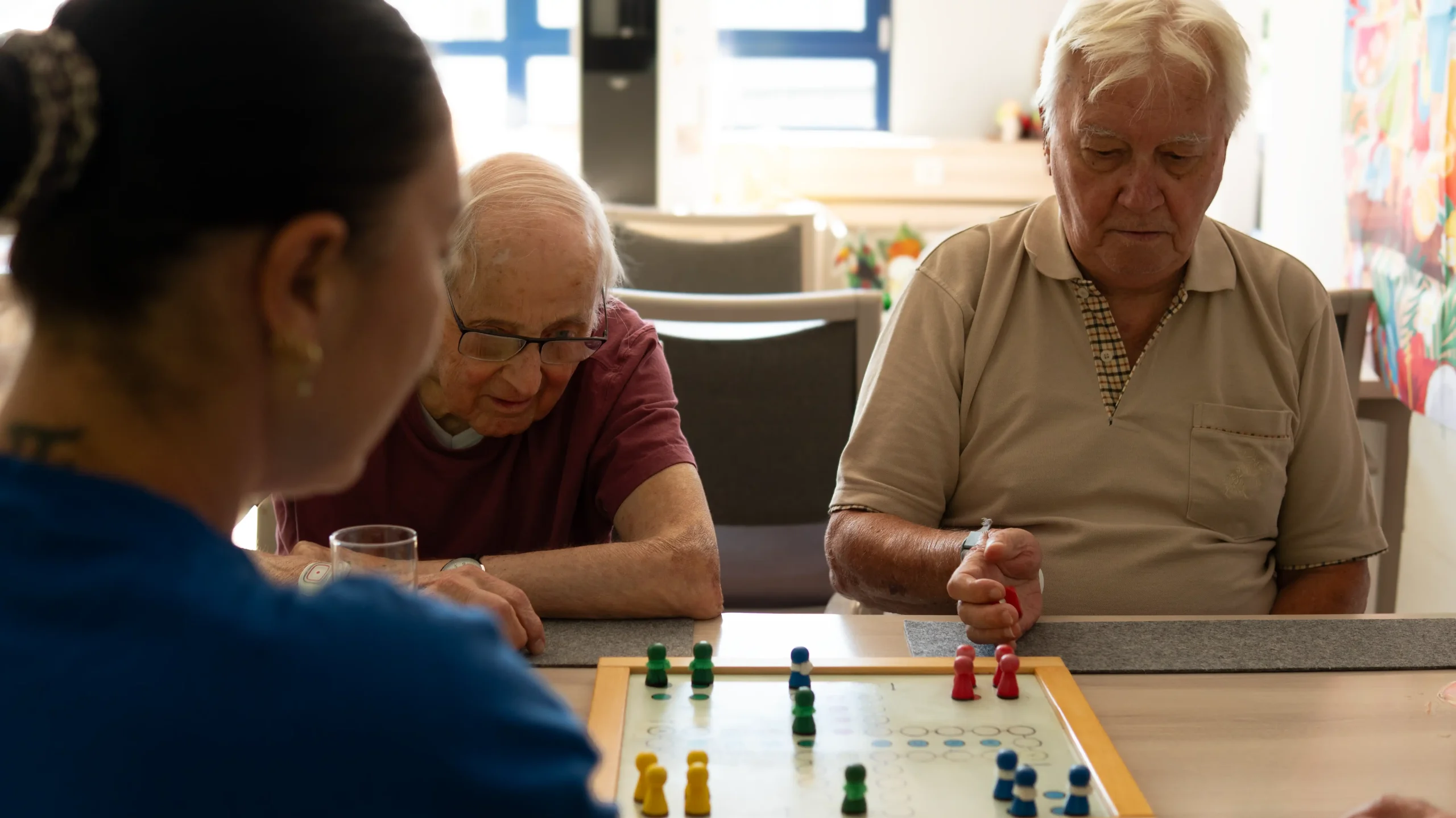 Seniorinnen und Senioren beim gemeinsamen Spielen