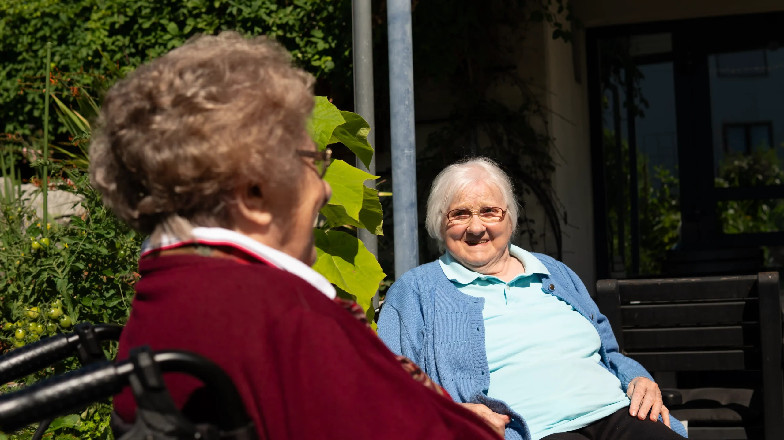 Zwei Seniorinnen im Gespräch im Garten