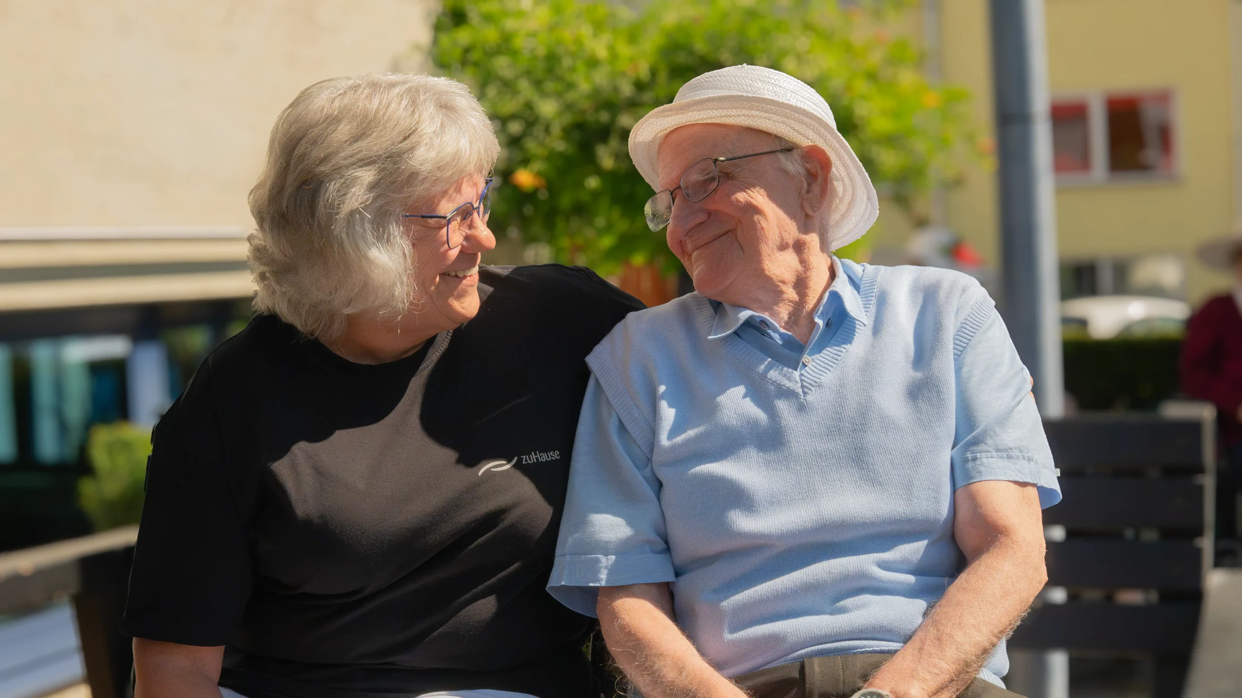 Pflegekraft und Senior lachen gemeinsam