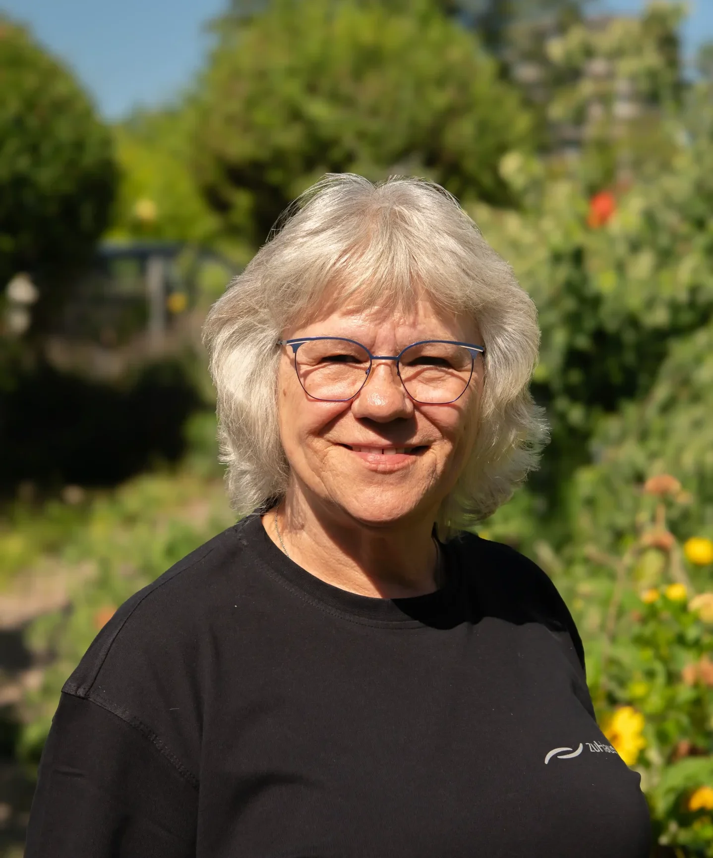 Mitarbeiterin des Pflegedienstes im Garten