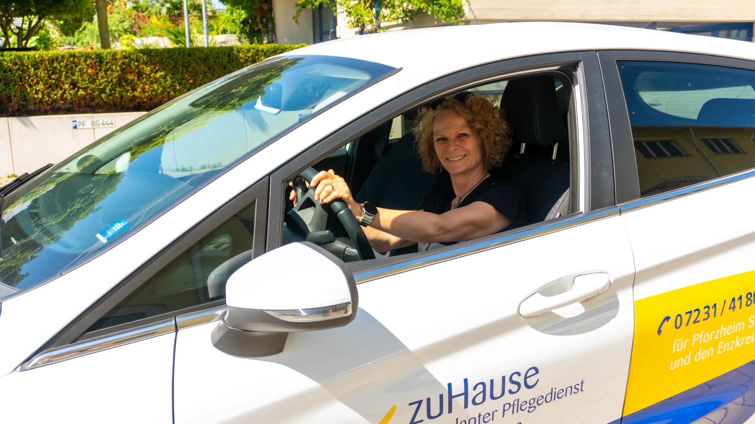 Pflegekraft fährt Dienstwagen