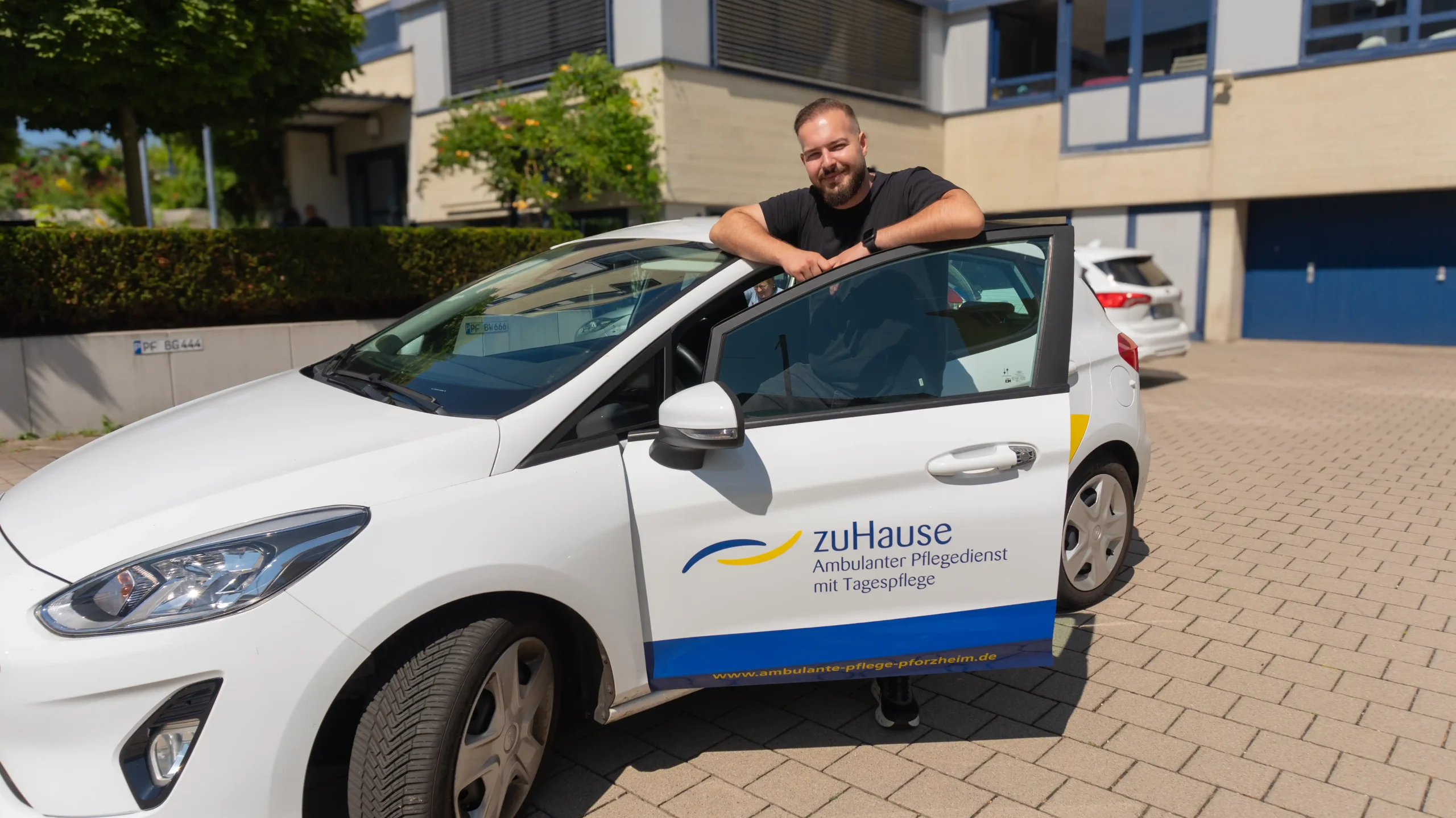 Pflegekraft am Dienstwagen