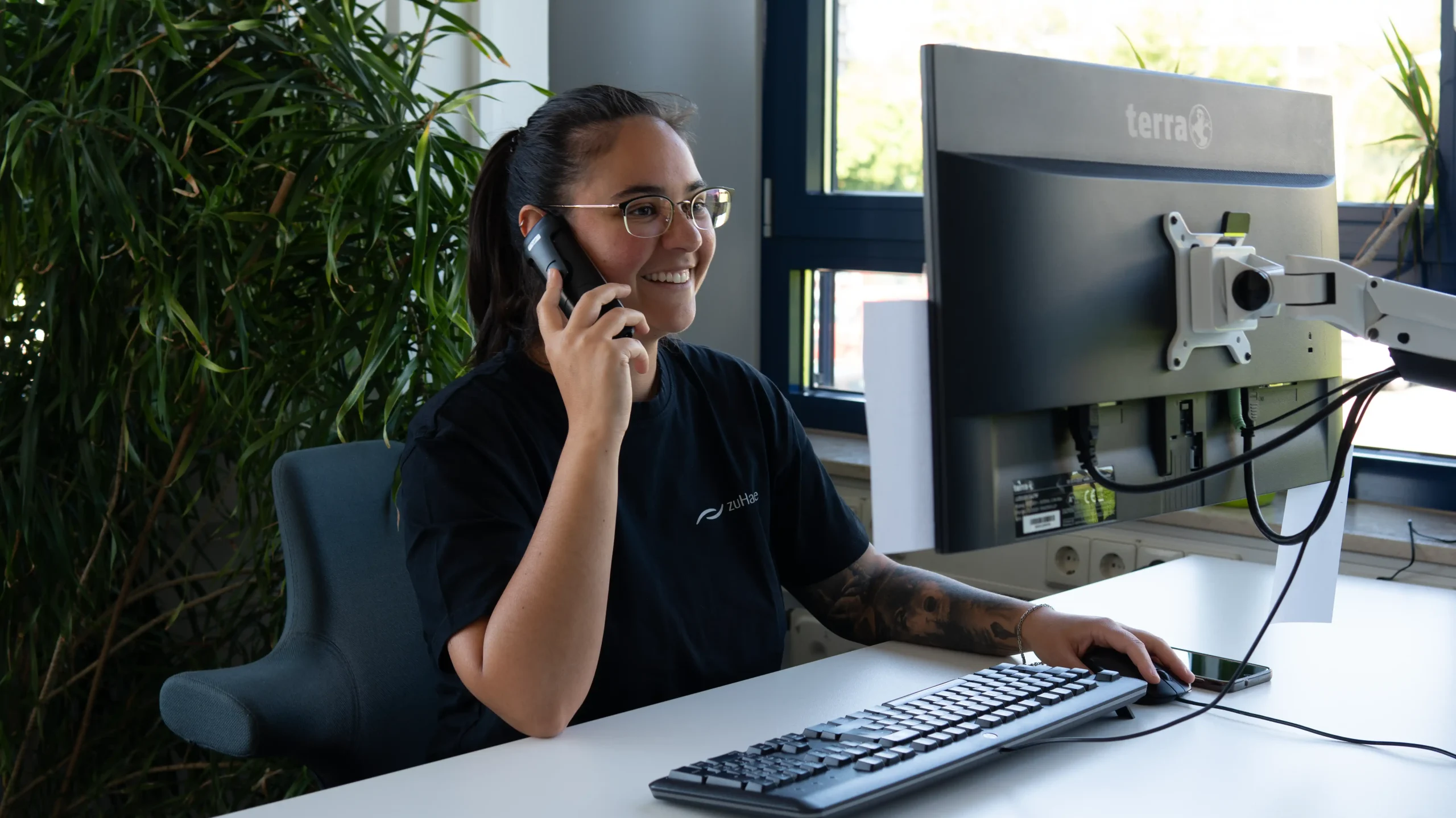 Mitarbeiterin des Pflegedienstes bei einer telefonischen Beratung