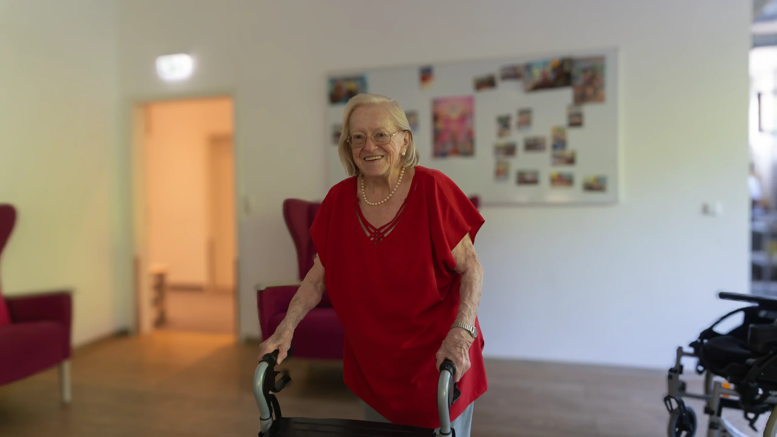 Seniorin mit Rollator lacht