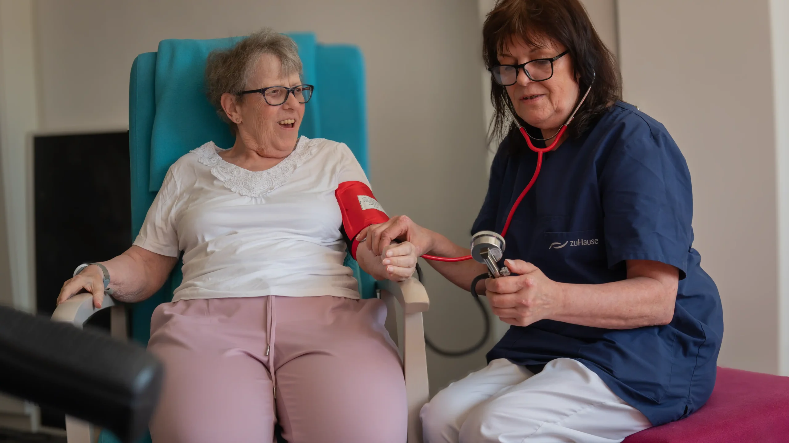 Pflegekraft misst einer Seniorin den Blutdruck