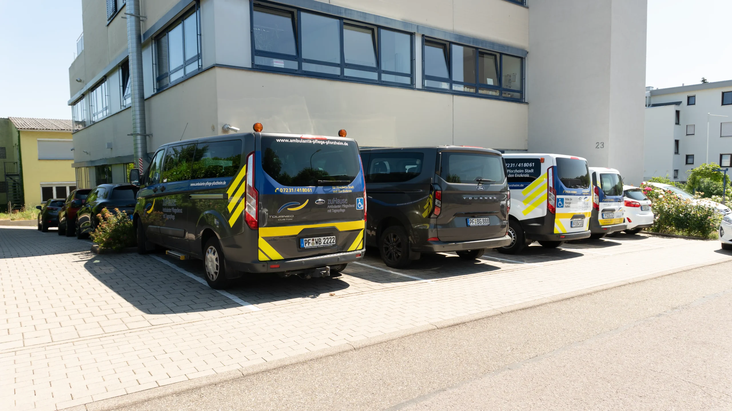 Fahrzeuge des ambulanten Pflegedienstes zuHause auf Parkplatz